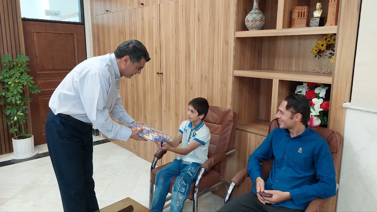 سرپرست شهرداری گناباد از کودک نیکوکاری که درختان را آبیاری میکرد، تقدیر کرد  