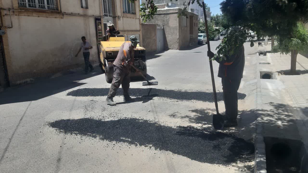 عملیات لکه‌گیری آسفالت گرم در چندین خیابان اصلی آغاز شد