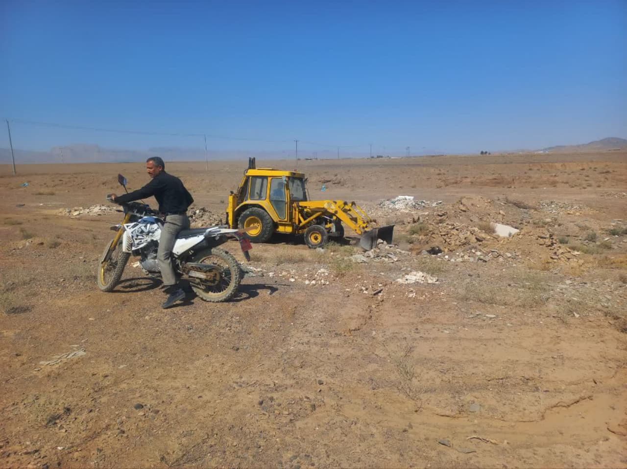 جمع‌آوری و دفع بهداشتی لاشه دام در حریم جاده گناباد توسط شهرداری انجام شد