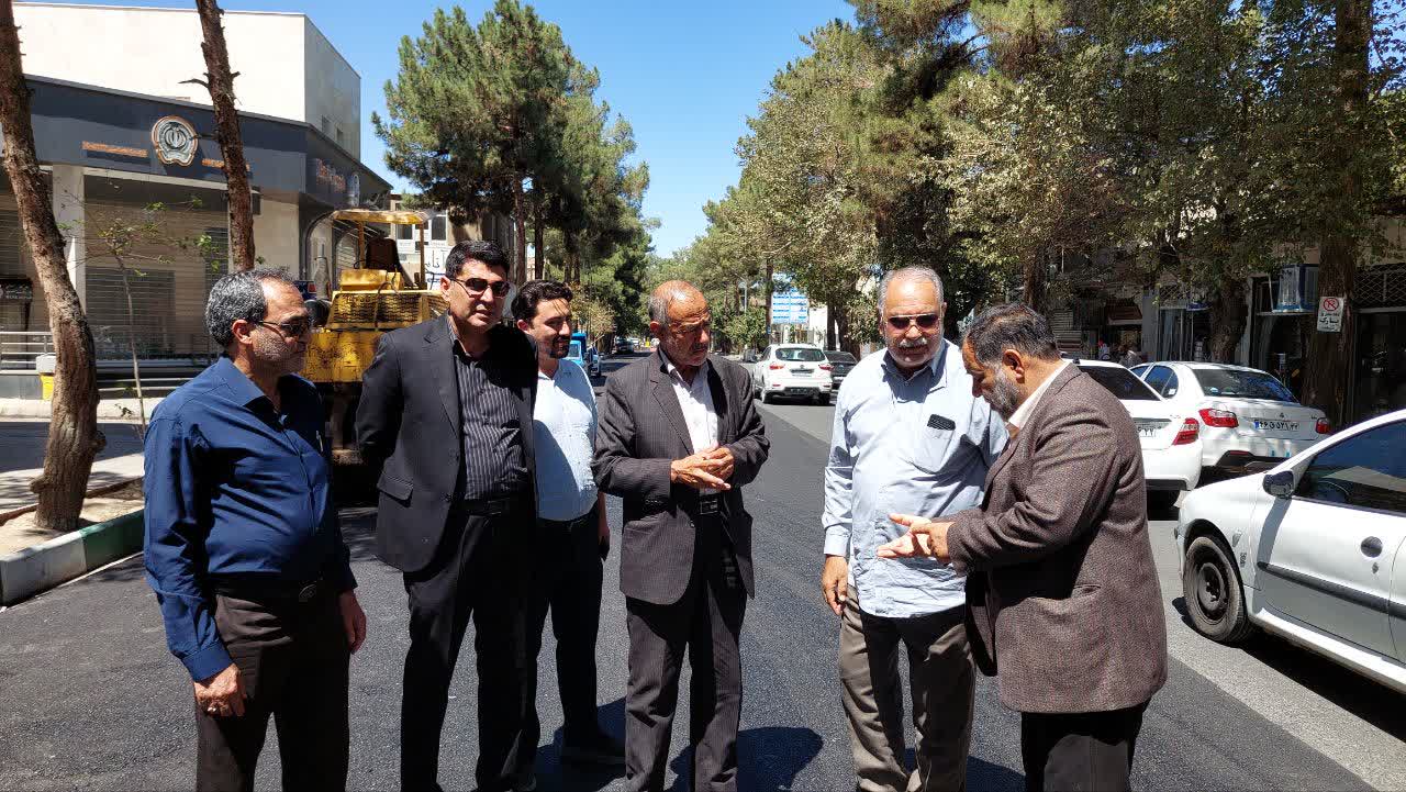 یازدید اعضای شورای اسلامی شهر از اجرای پروژه آسفالت خیابان امام خمینی 