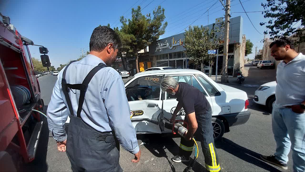 آزادسازی مصدوم محبوس در خودرو توسط آتش نشانان گناباد