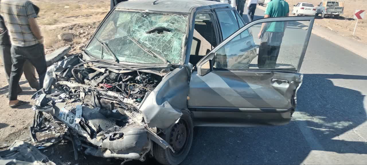 رها سازی فرد مصدوم از داخل خودرو توسط آتش نشانی گناباد 