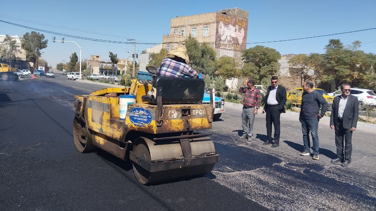 بازدید شهردار و اعضای شورای اسلامی شهر از اجرای آسفالت در سطح معابر