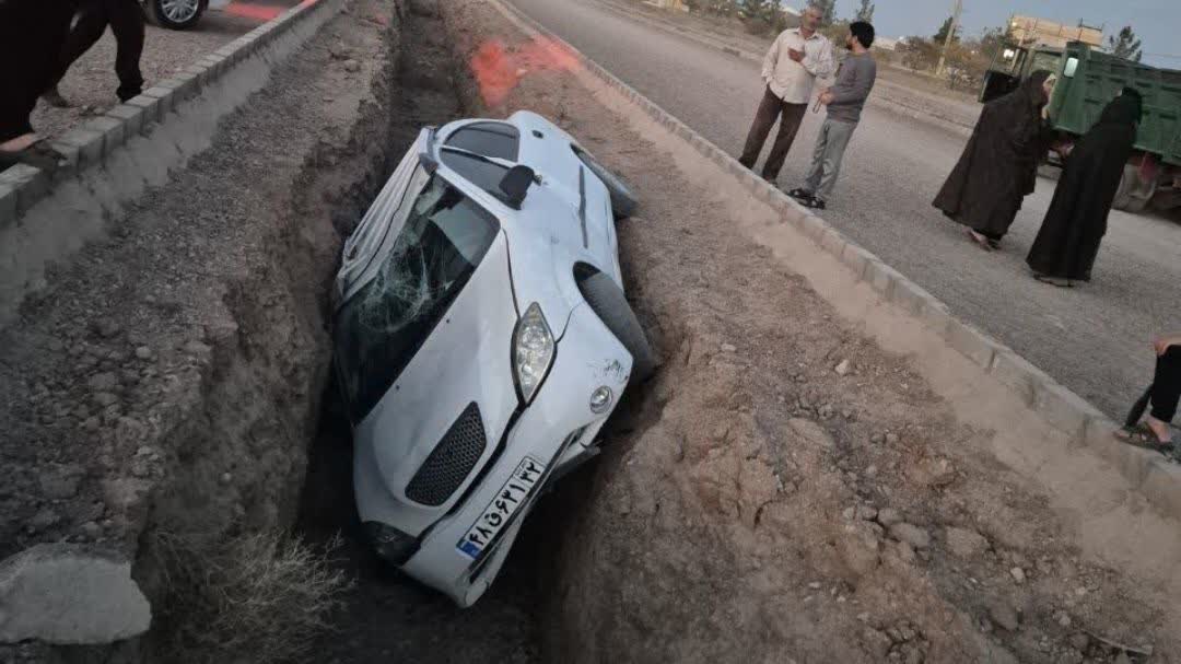 خادثه واژگونی خودرو در بلوار 65 متری خسارت جانی نداشت