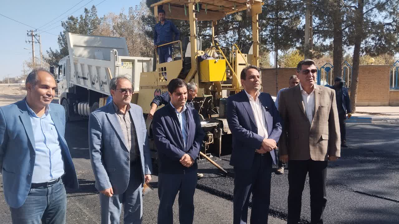 بازدید فرماندار گناباد از اجرای آسفالت بلوار دکتر مهدی زاده 