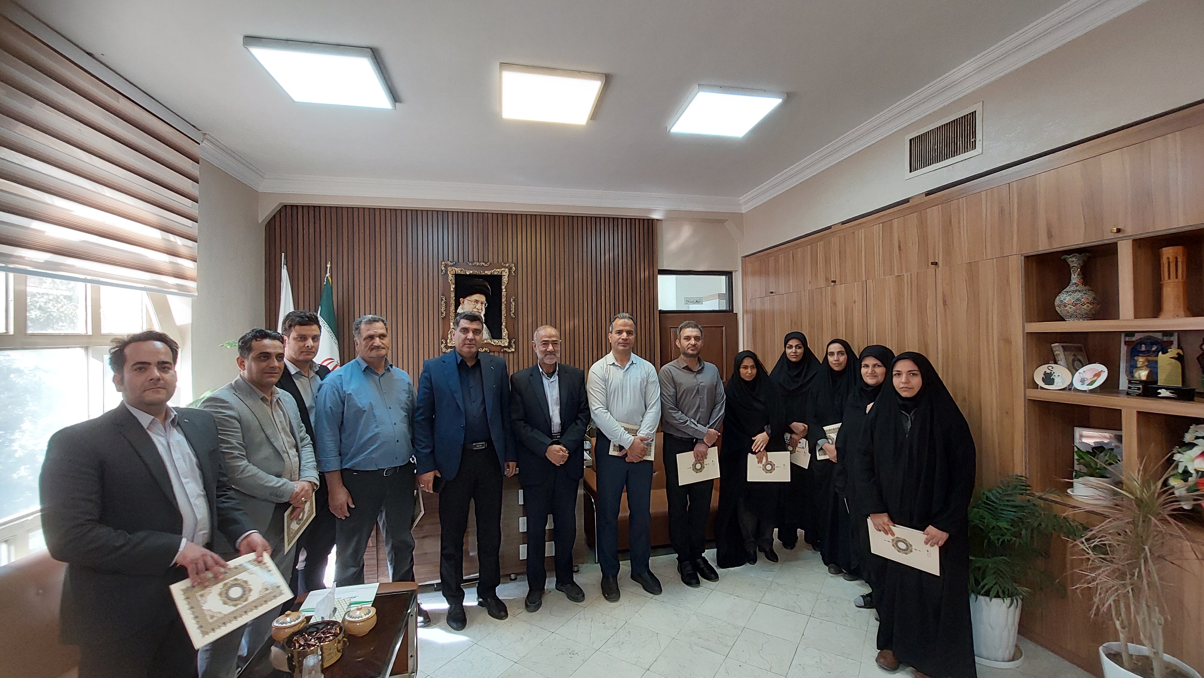 بمناسبت روز شهرسازی ، از مدیران وکارشناسان شهرداری تقدیر شد