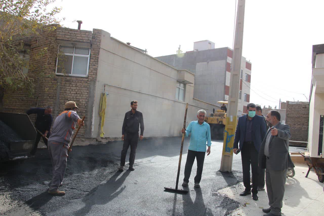 مدیران شهری گناباد از روند اجرای آسفالت‌ در محلات بازآفرینی بازدید کردند