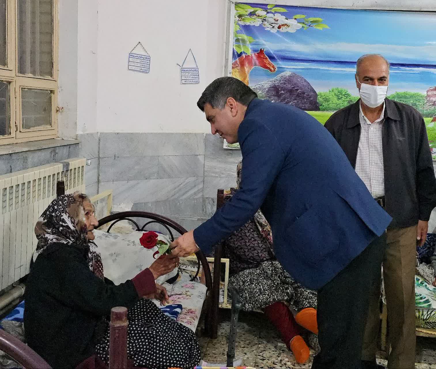 شهردار گناباد ولادت حضرت فاطمه زهرا(س) را به پرسنل و مادران حاضر در خانه سالمندان تبریک گفتند