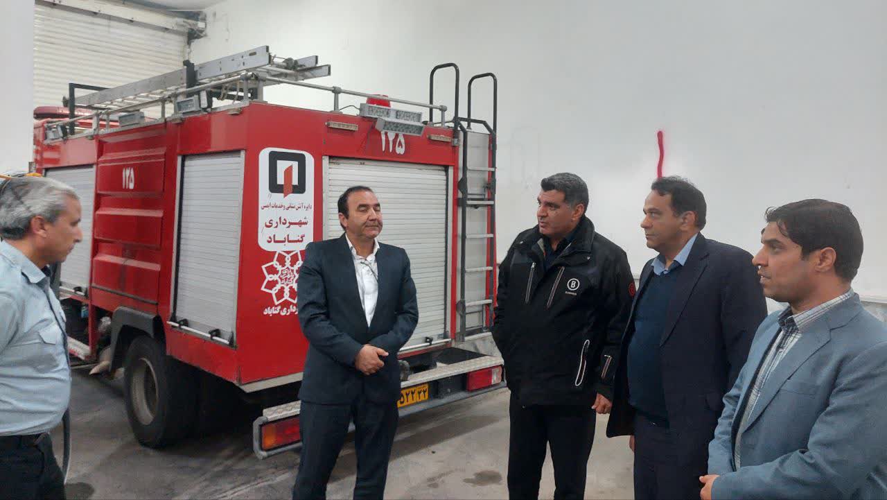 حضور فرماندار گناباد بهمراه شهردار در آتش نشانی 
