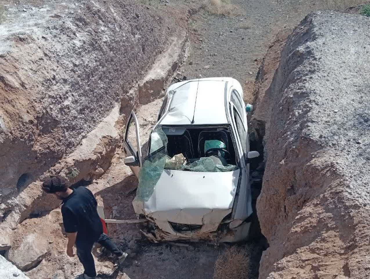  نجات دو شهروند محبوس در خودروی تیبا در جاده بجستان