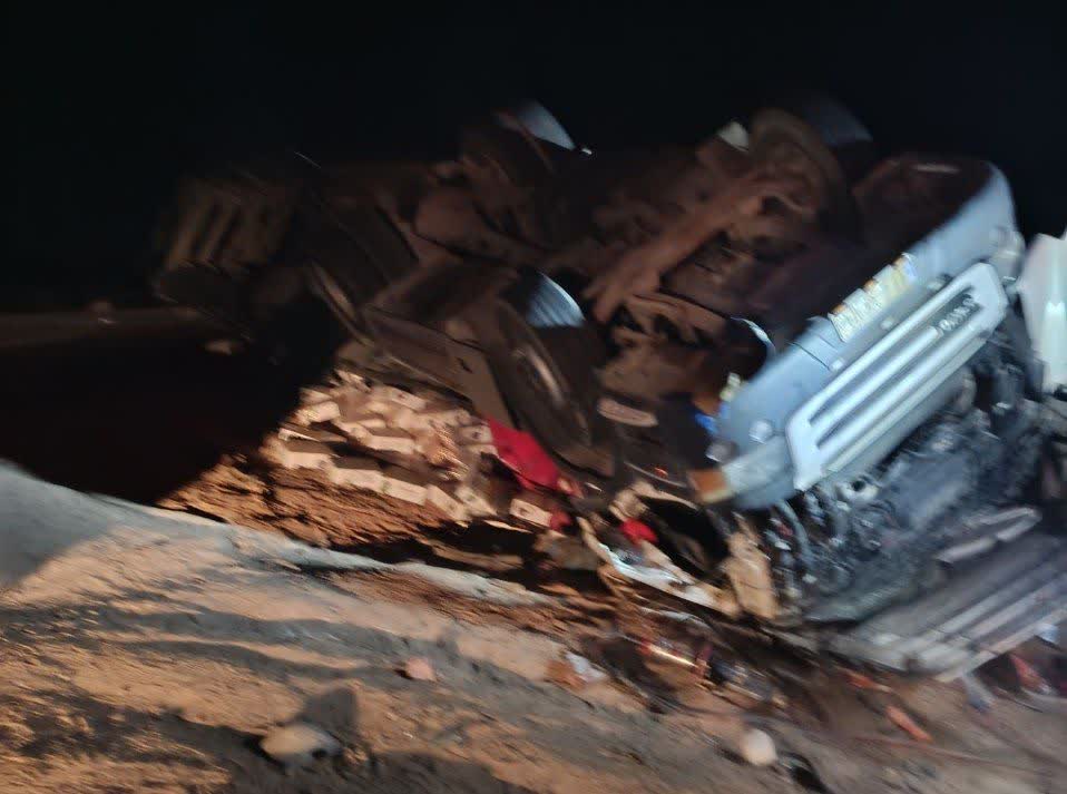نجات فرد محبوس در حادثه واژگونی تریلر