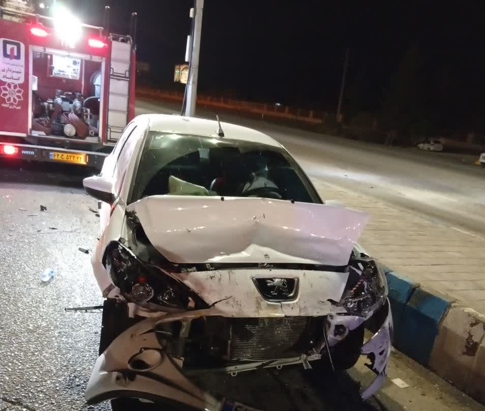  برخورد پژو ۲۰۷ با ال‌۹۰ در پلیس راه گناباد / یک نفر محبوس شد