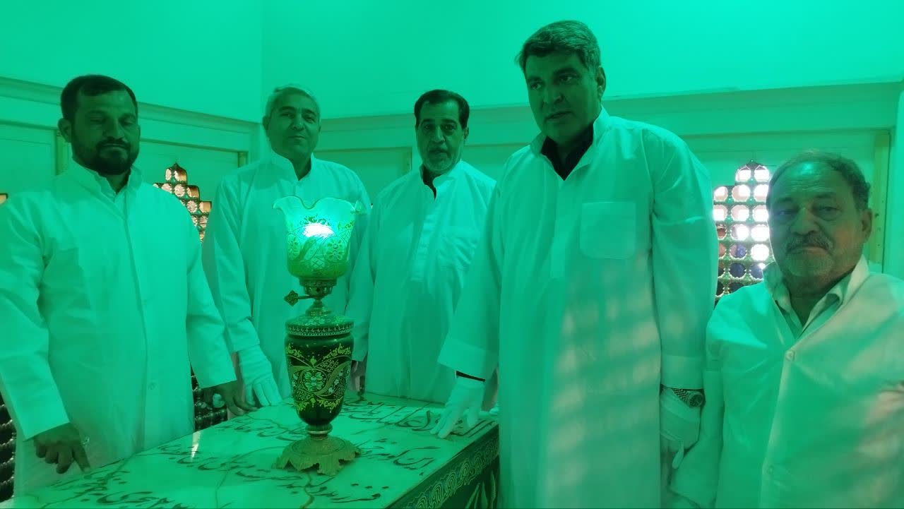 غبارروبی مضجع امامزاده سلطان محمد عابد (ع) کاخک با حضور شهردار گناباد