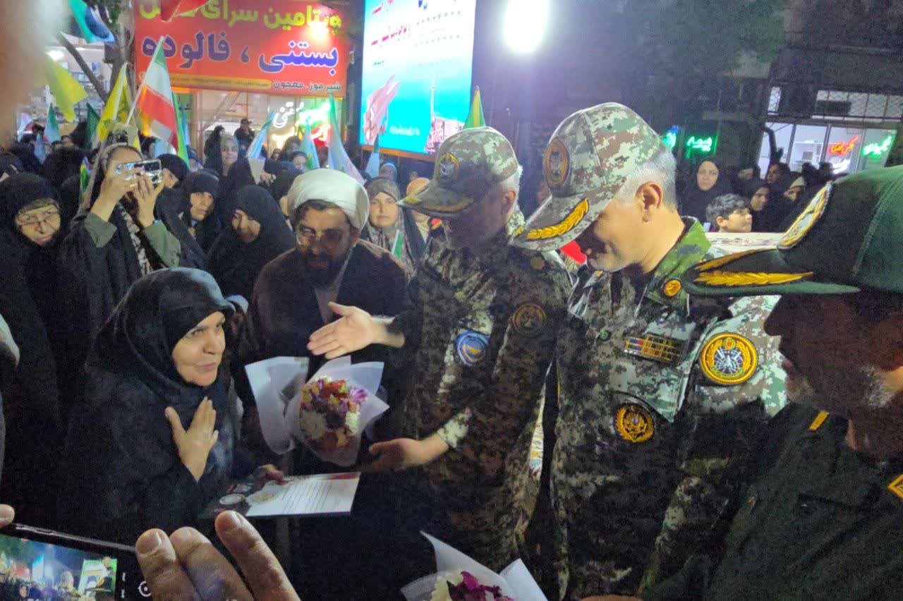  تقدیر از همسر شهید رمضان صفاری در پنجاه و سومین اجتماع مردم گناباد 