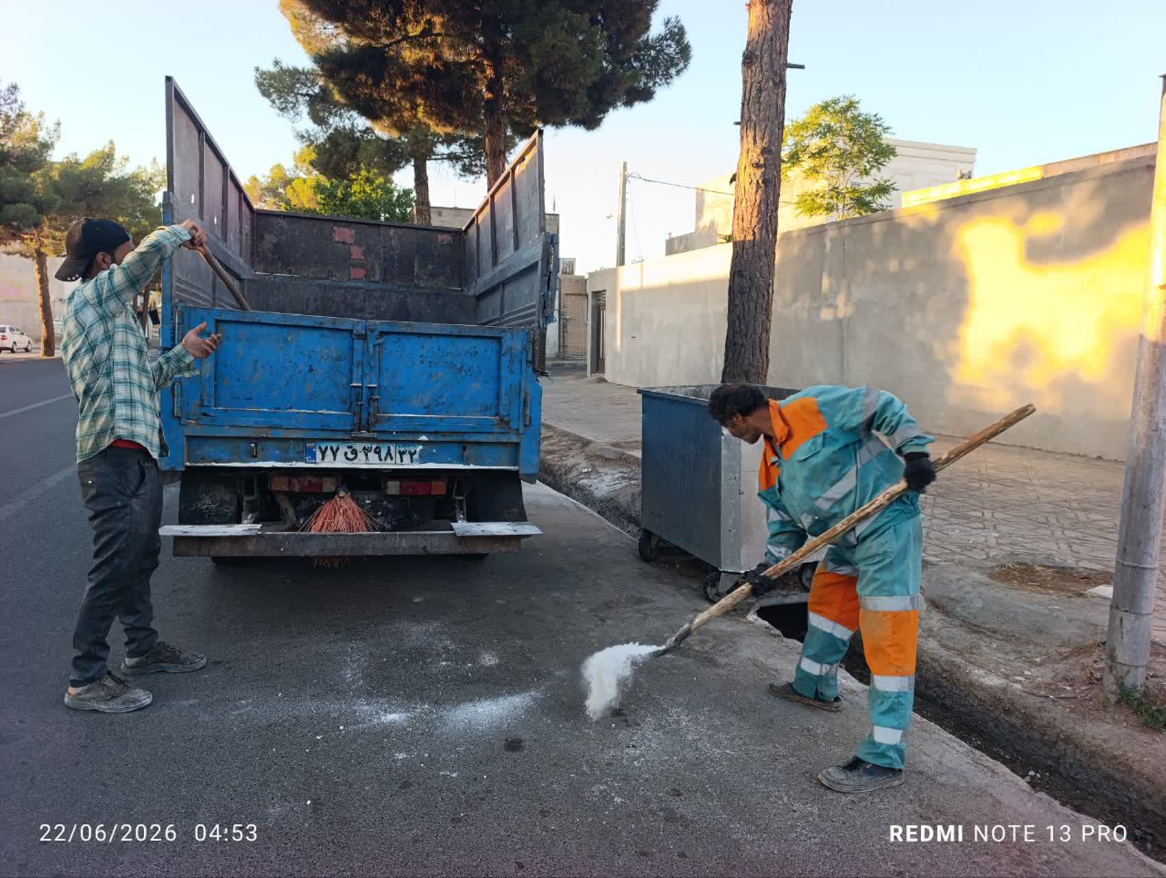 ضدعفونی و آهک‌پاشی مخازن زباله در سطح شهر