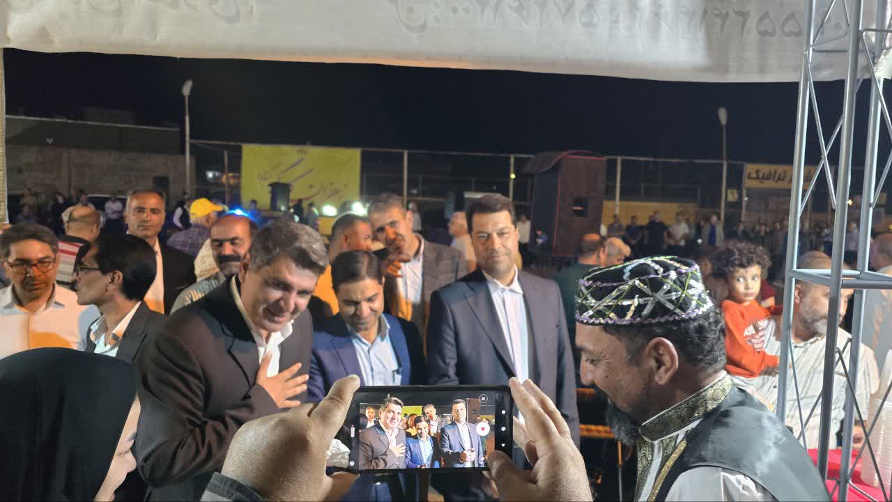 بازدید دکتر حکیم پور فرماندار، مهدی صفاری شهردار، علیخانی معاون فرماندار گناباد از محل استقرار کمپرها در پارک دانشگاه و برپایی غرفه های محصولات محلی گناباد 